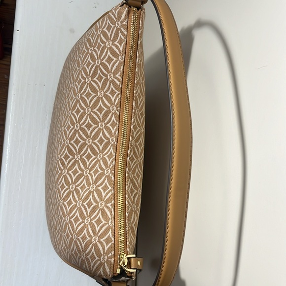 Michael Kors NWT Dover Large Half Moon Shoulder Bag - Picture 7 of 11